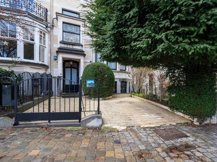 SCHAERBEEK, ideaal gelegen aan het Vergoteplein, prachtige herenhuis (6 slaapkamers/bureau/2 badkamers) te renoveren van +/- 349 m² op een perceel van