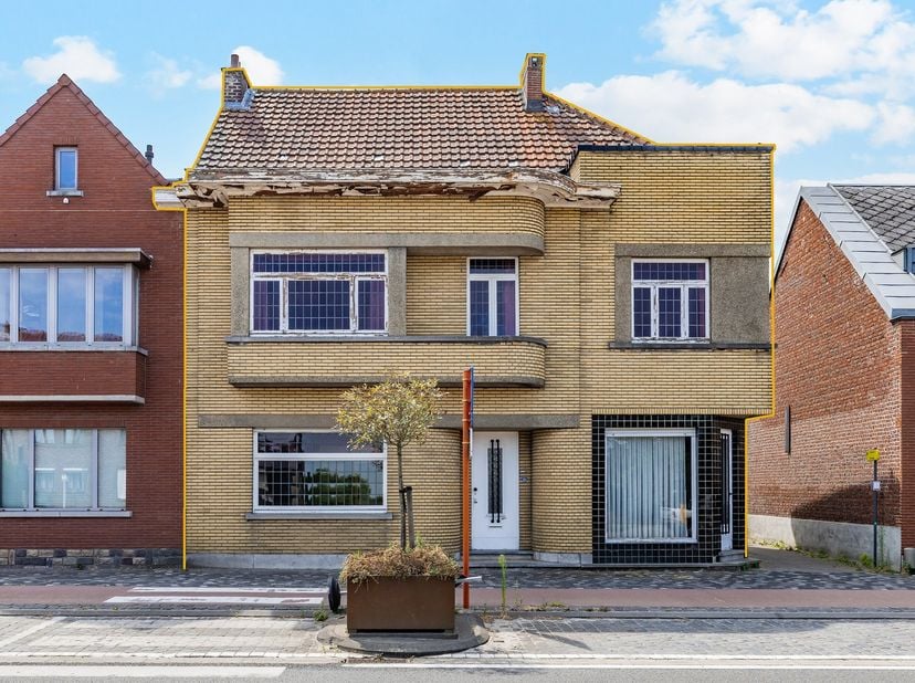 Bent u op zoek naar een ruim pand met veel mogelijkheden, een uitstekende commerciële ligging én een groot potentieel? Dan is dit te renoveren eigendo