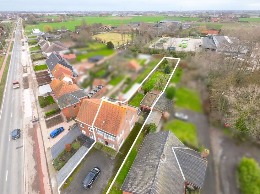 Langs de Sint Jansstraat, de baan tussen Staden en Sleihage, bieden we u deze interessante, ruime en polyvalente woning met 3 slaapkamers aan. Centraa