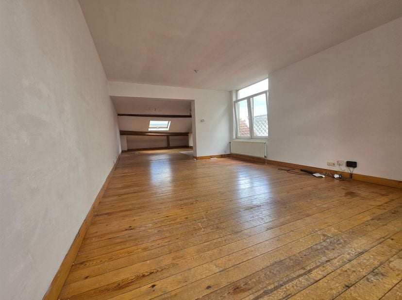 Meer weergeven<br />
<br />
Centrum van Brussel: Espace Immo Brussels presenteert u deze mooie studio van +/- 60 m², gelegen op de 4e verdieping. Besc