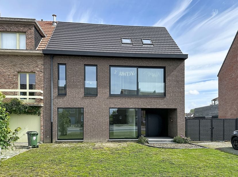 Bent u op zoek naar een praktijkruimte op een locatie waar zichtbaarheid en bereikbaarheid centraal staan? Dan is deze instapklare handels- of praktij