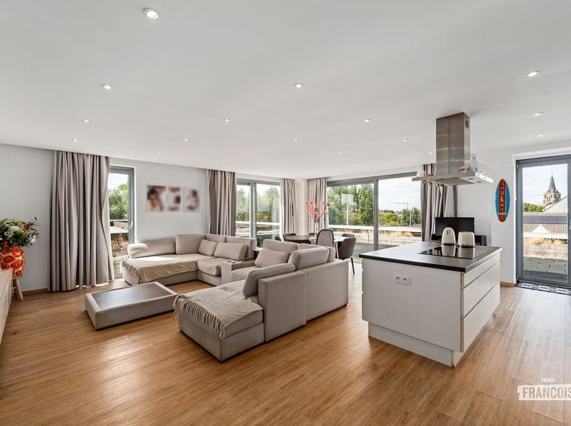 Op zoek naar een appartement te koop in Blankenberge dat nét dat tikkeltje anders is? Dit uitzonderlijke dakappartement aan de Brugse Steenweg combine