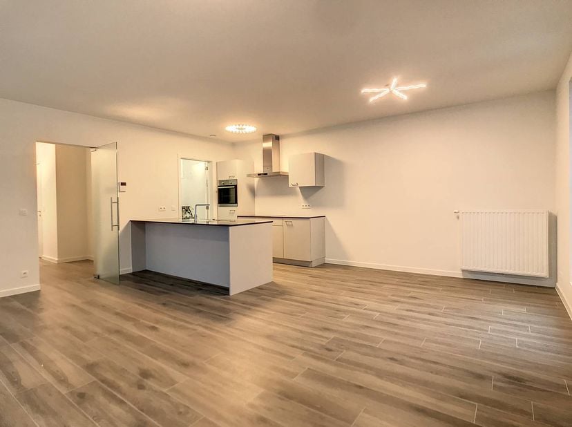 Dit nieuwbouwappartement te huur is gelegen in het historisch centrum van Antwerpen, in het project 'De Dams'. Het project wordt gekenmerkt door histo