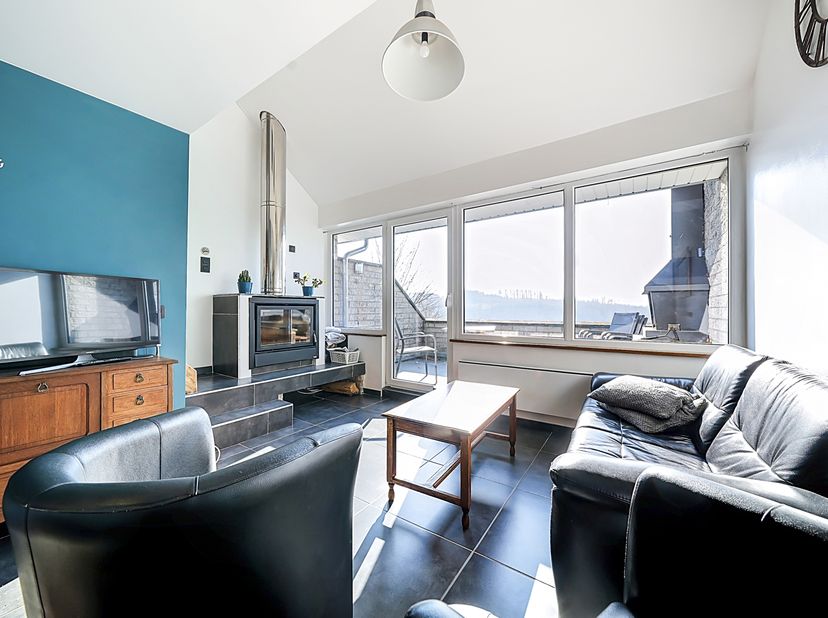 EasyHome a le plaisir de vous présenter ce spacieux triplex idéalement situé au sein du domaine touristique des Terrasses de Malmedy.<br />
Un bien pa