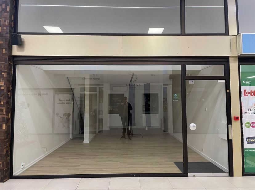 Ruim en gerenoveerd handelspand van 76 m² te koop in hartje Genk! <br />
Volledig gerenoveerd tegen eind 2024! Dit pand heeft in het verleden dienst g