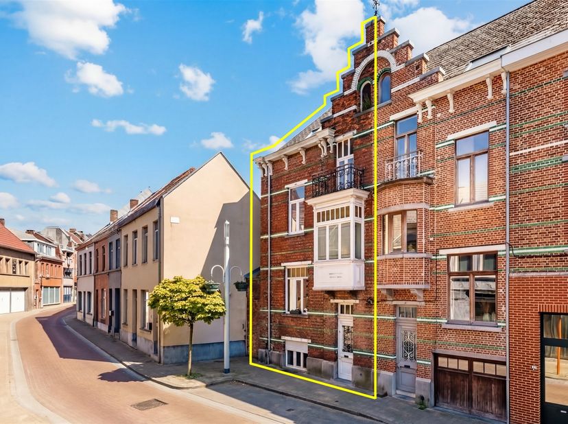Afspraak BEZOEKDAG telefonisch via Jari Wante op 0470/21.14.82<br />
<br />
Deze herenwoning geniet van een uitstekende ligging in het hartje van We
