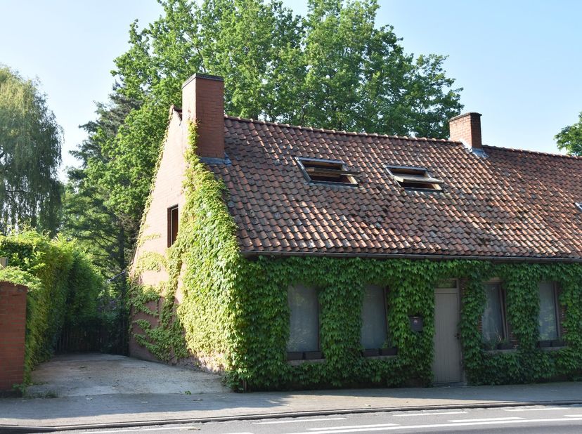 Charmante woning vlakbij het centrum van Bellegem op wandelafstand van winkels, school en horeca en bovenal ook een vlotte bereikbaarheid richting bel
