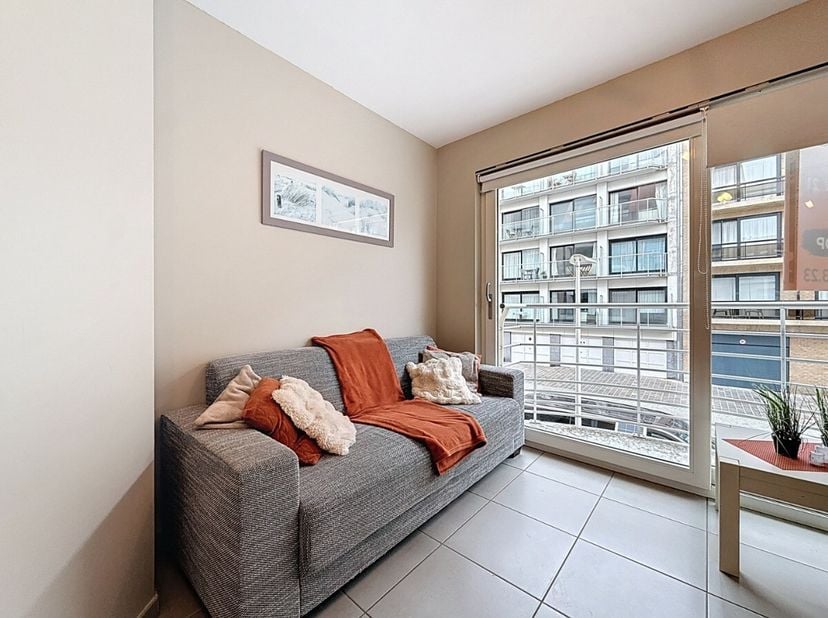 Appartement idéalement situé à proximité de la rue commerçante, de la digue, de la plage et des transports en commun. Situé au premier étage, cet appa