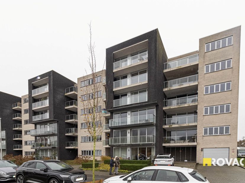 Zéér ruim en verzorgd appartement in residentie "Dok-Sight" met een bewoonbare oppervlakte van ca. 140 m², nabij het centrum van Izegem en diverse han