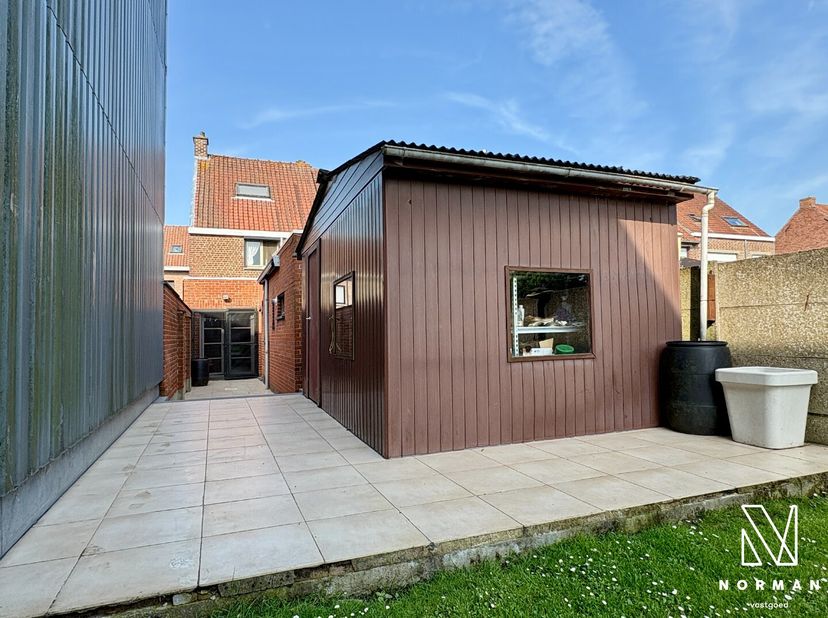 Welkom in deze gezellige gezinswoning met 4 slaapkamers, garage én tuin, gelegen op een centrale ligging in het hart van Kuurne!<br />
Bij het betrede