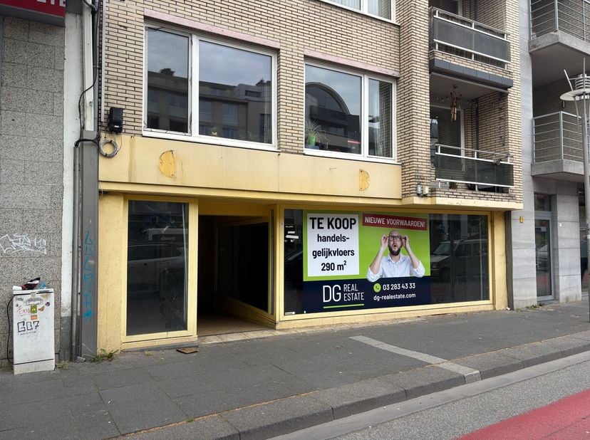 Handelsruimte van ca. 290 m² te koop op een toplocatie aan de Europalaan in Genk. De Europalaan is bekend als de ligging van Shopping 1, het oudste sh