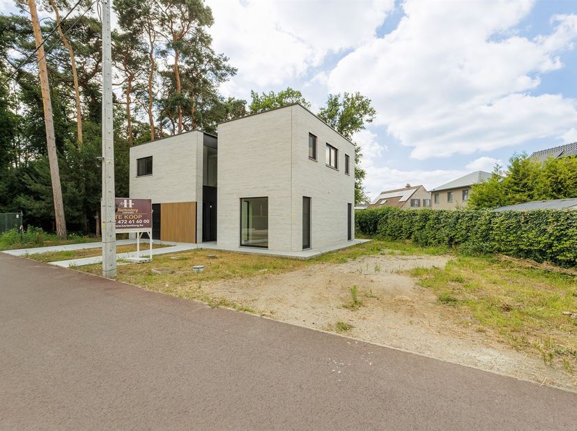 Deze halfopen nieuwbouwwoning wordt verkocht onder het stelsel van de registratierechten in plaats van btw, wat een aanzienlijk financieel voordeel op