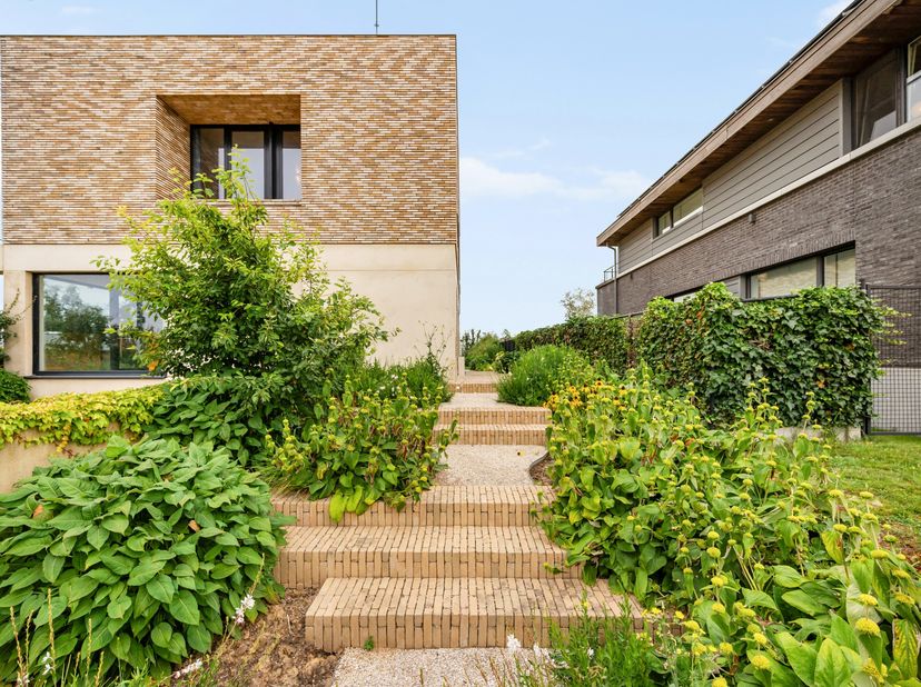 Deze prachtige villa met open bebouwing is gelegen in het idyllische Sint-Pieters-Leeuw en is gebouwd in het jaar 2025. De woning is omgeven door een