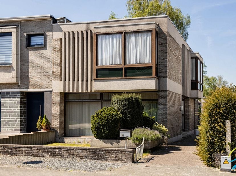 TE KOOP IN AALST<br />
Deze karaktervolle, te renoveren woning is rustig gelegen op een toplocatie, vlak bij het centrum van Aalst.<br />
De woning be