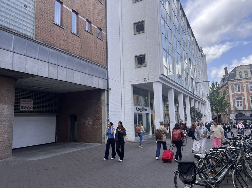 Ontdek deze uitzonderlijke ondergrondse parkeerplaats op een toplocatie in het bruisende centrum van Leuven. Gelegen aan de Tiensestraat/ Alfons Smets