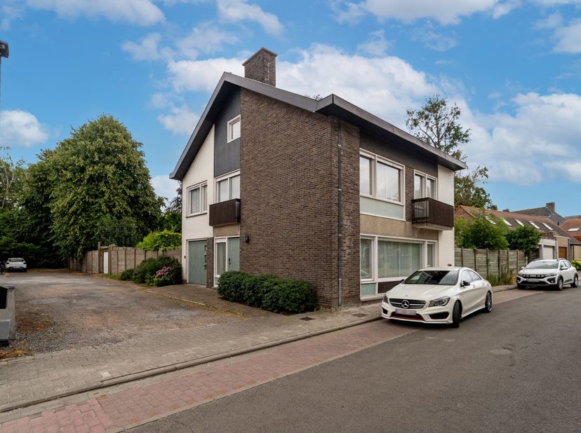 In het hart van het stadscentrum van Tielt, langs de Schependomstraat 5, bevindt zich deze uitstekend bewaarde mid-centurywoning, ontworpen door archi