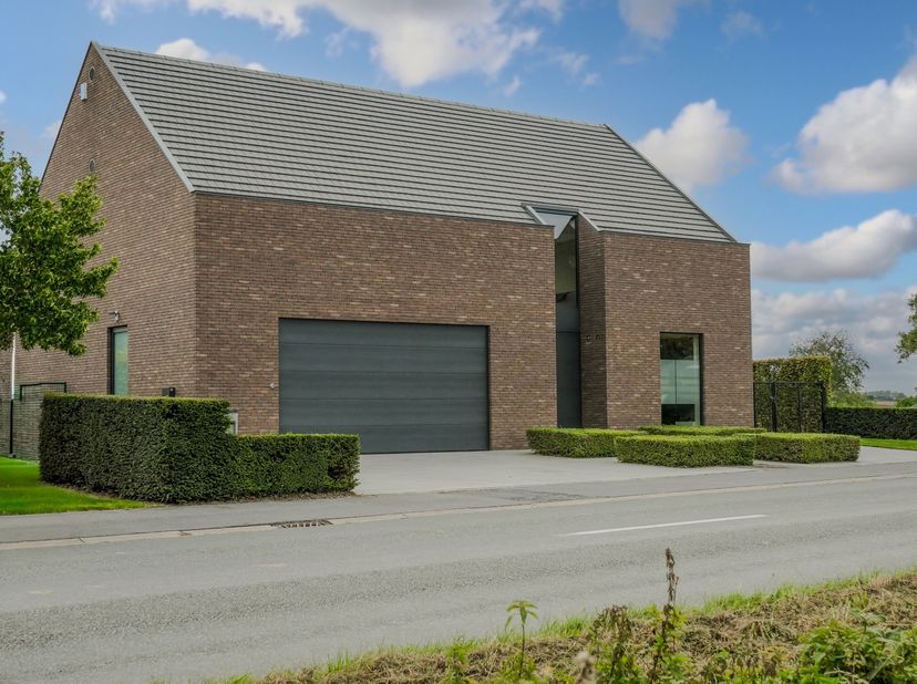 Gelegen in het rustige en groene Mont de l’Enclus, op de grens met Kluisbergen, vindt u deze stijlvolle woning waar woonkwaliteit en hedendaags comfor