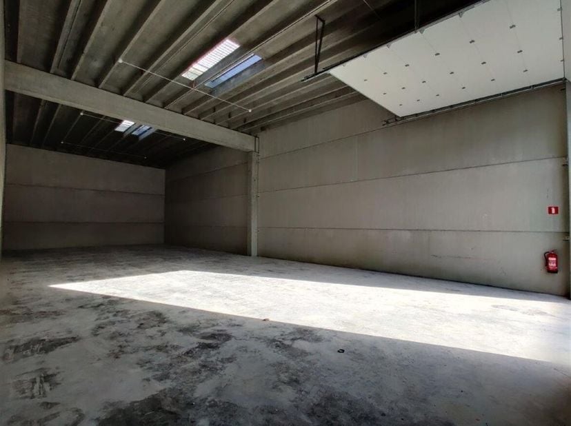 Unité PME de 255 m² à louer sur un emplacement de choix dans la zone industrielle !<br />
Cette unité PME spacieuse et polyvalente de 255 m² est situé