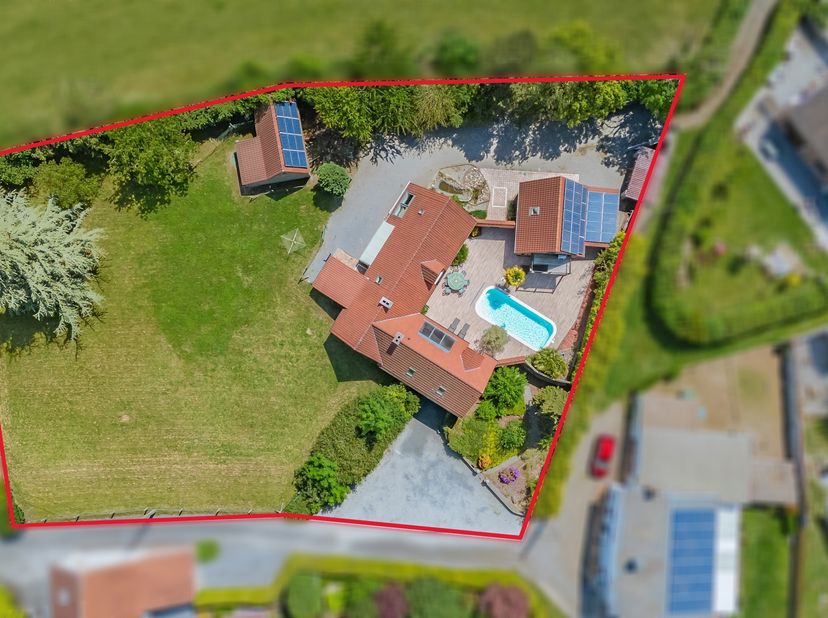 EasyHome vous présente cette propriété exceptionnelle située dans un cadre verdoyant et recherché, à proximité immédiate du lac de Barbençon et des Ba