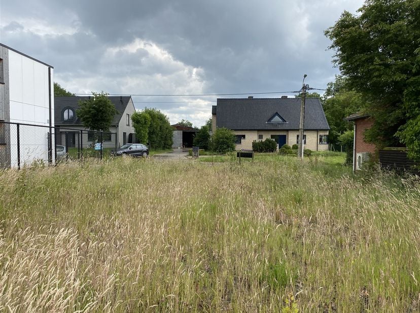 Ce beau terrain aménageable de 415m² est situé juste à l'extérieur du centre d'Onze-Lieve-Vrouw-Waver, dans une rue peu fréquentée et agréable. Le ter