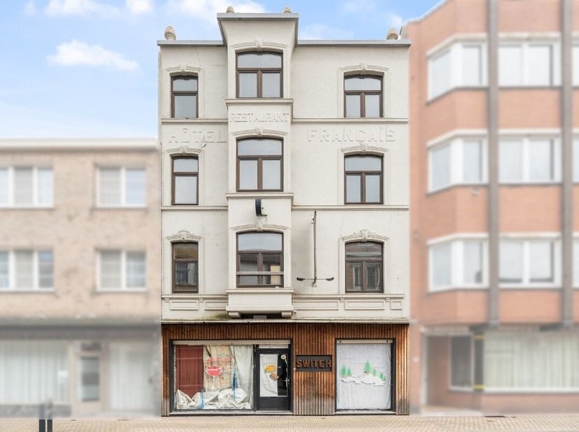 La Panne : projet de rénovation avec espace commercial et logements en plein centre Idéalement situé à De Panne, à proximité immédiate de la place du