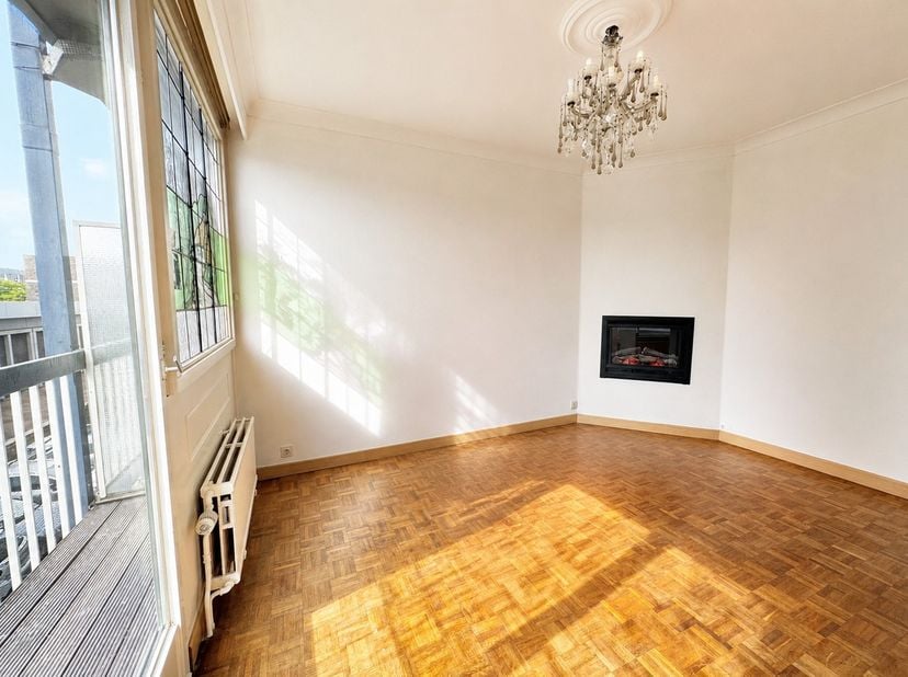 <br />
Ruim en lichtrijk appartement gelegen in residentie “Esplanade” pal in Genk-centrum.<br />
<br />
INDELING: <br />
Inkomhal voorzien van een ve
