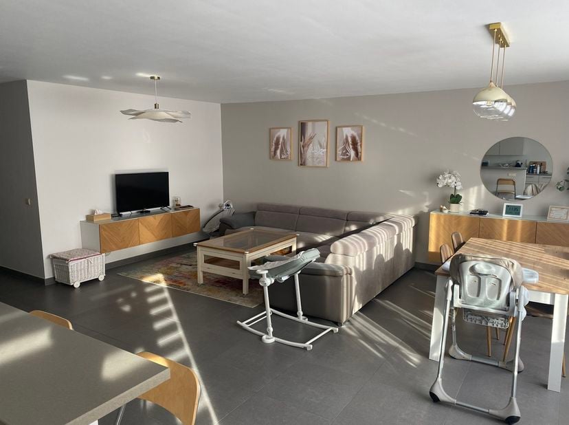 Appartement spacieux, en parfait état et prêt à emménager, situé au deuxième étage, idéalement situé au centre de Machelen.<br />
Deuxième étage : Hal