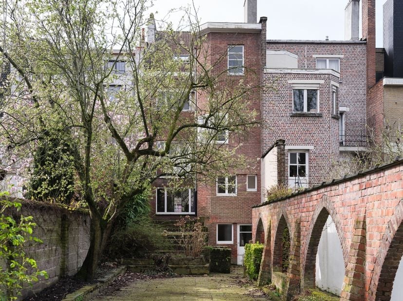 Uitzonderlijk aanbod aan het Miljoenenkwartier - Bijzonder karaktervolle, op te frissen, art-déco woning met fenomenale stadstuin nabij het Paul De Sm