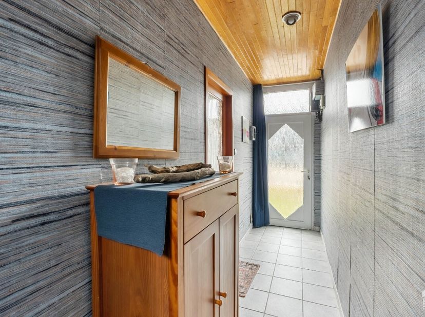 Deze halfopen bebouwing combineert een centrale ligging met verrassend veel ruimte en potentieel. De woning beschikt over drie slaapkamers en een prak