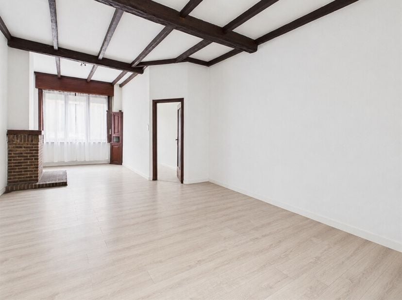 Située en plein coeur de Mouscron, cette maison bénéficie d'un emplacement privilégié, à proximité immédiate des commerces, des écoles, des transports