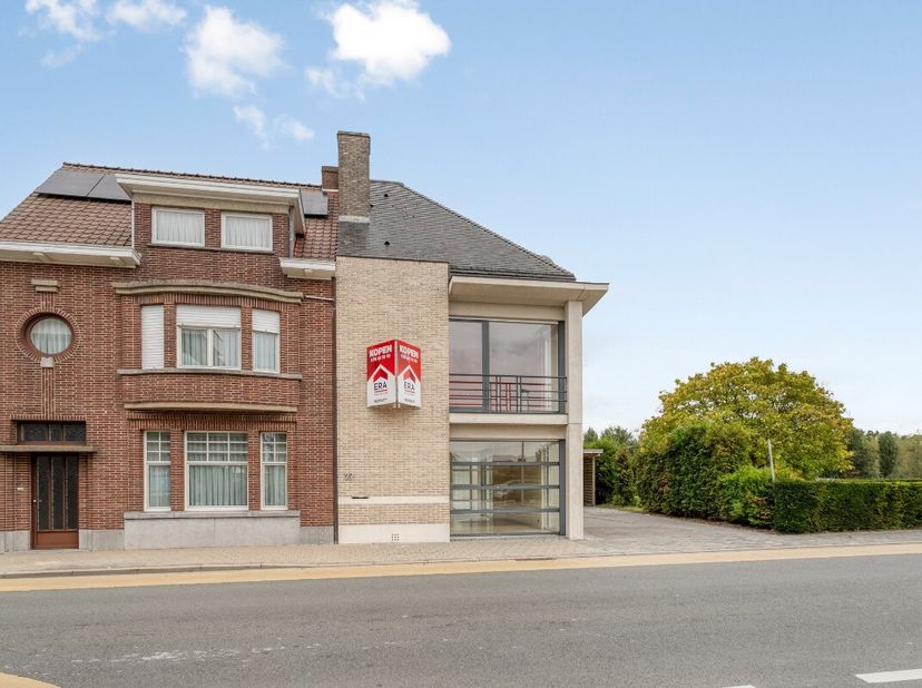 Maison prête à emménager avec atelier au centre de Waregem À deux pas du centre de Waregem et bénéficiant dun accès aisé à lE17, se trouve cette habit