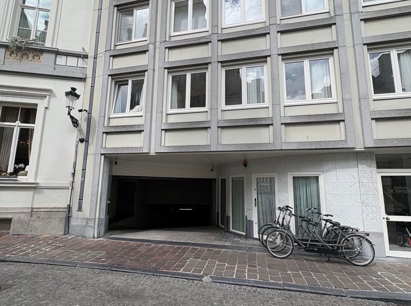 Garagebox op -2 in residentie Vlamynck te Brugge. Inrit is via de Niklaas Desparsstraat. De toegang naar -2 verloopt via een autolift. De garagebox wo