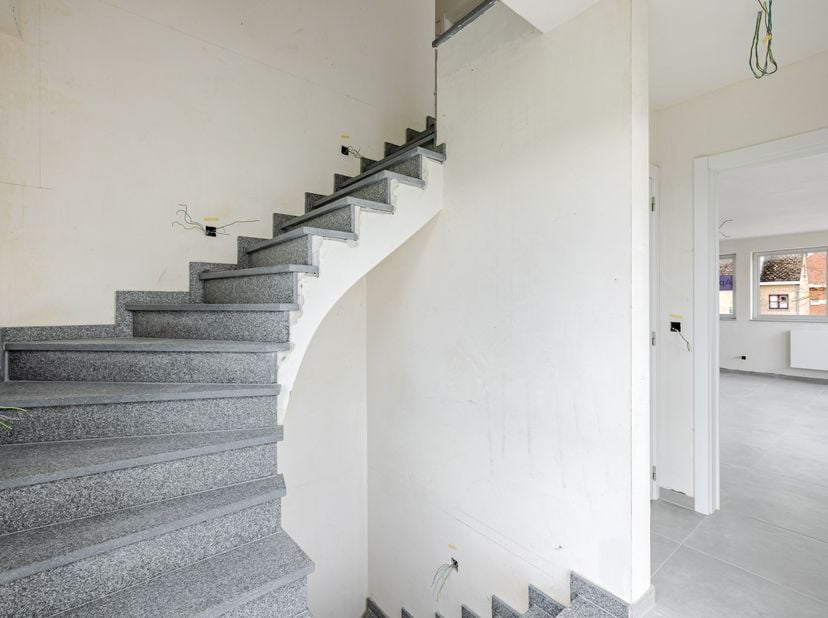 Ruim en lichtrijk appartement van maar liefst 173 m², uitstekend gelegen aan de Boudewijnlaan in Aalst. Dankzij de strategische ligging geniet u hier