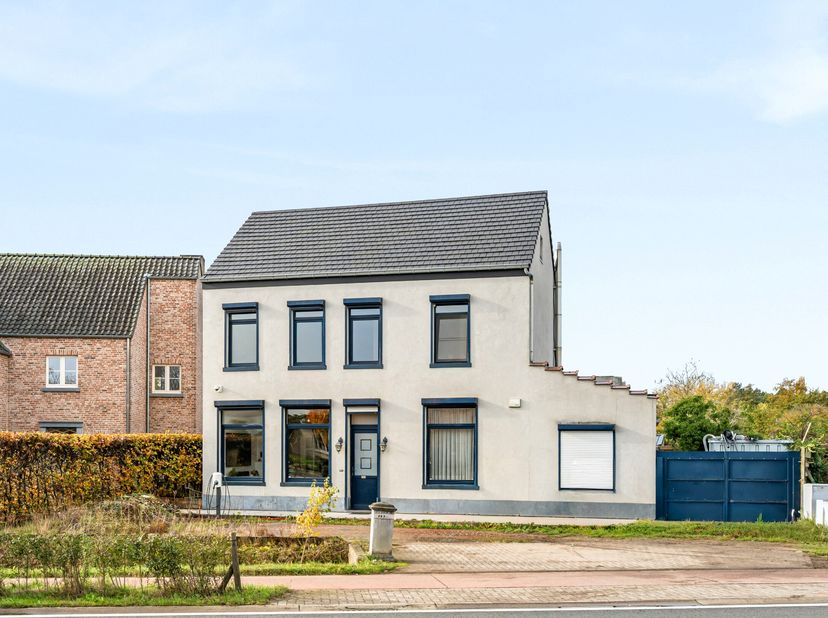 In 2016 zijn de huidige eigenaars een grondige renovatie begonnen. Zonnepanelen, thuisbatterij, laadpaal én warmtepomp..... kortom, de modernste voorz