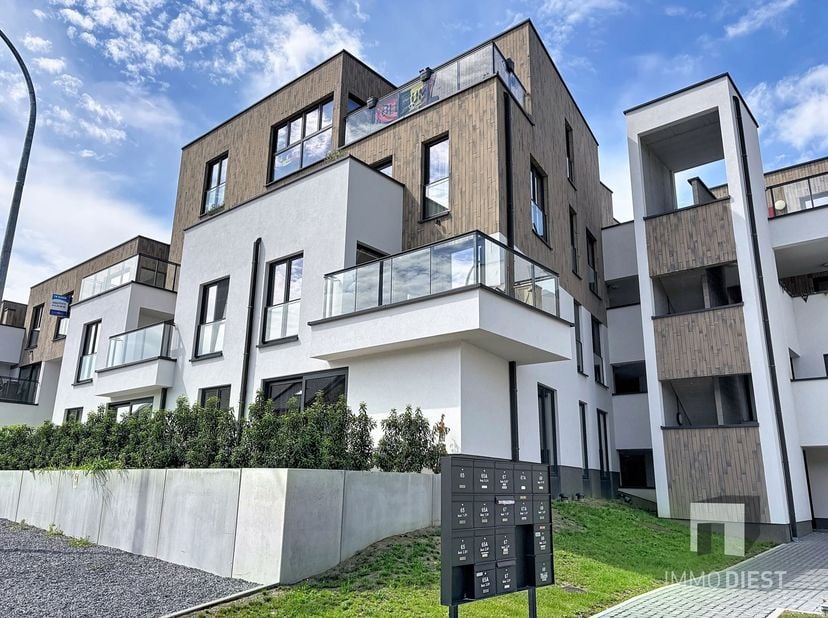 Aan de rand van het centrum van Scherpenheuvel vindt u dit ruime en energiezuinige nieuwbouwappartement van 106m², gelegen op de eerste verdieping. <b