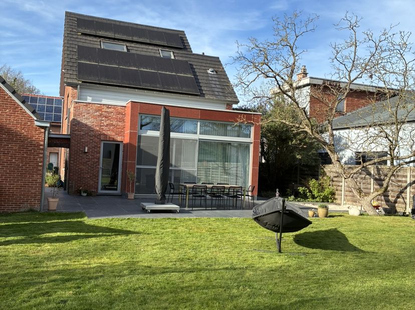Volledig gerenoveerde vrijstaande woning met 3 slaapkamers, kelder, keuken, badkamer en garage. Deze zuid gerichte charmante woning heeft een uitsteke