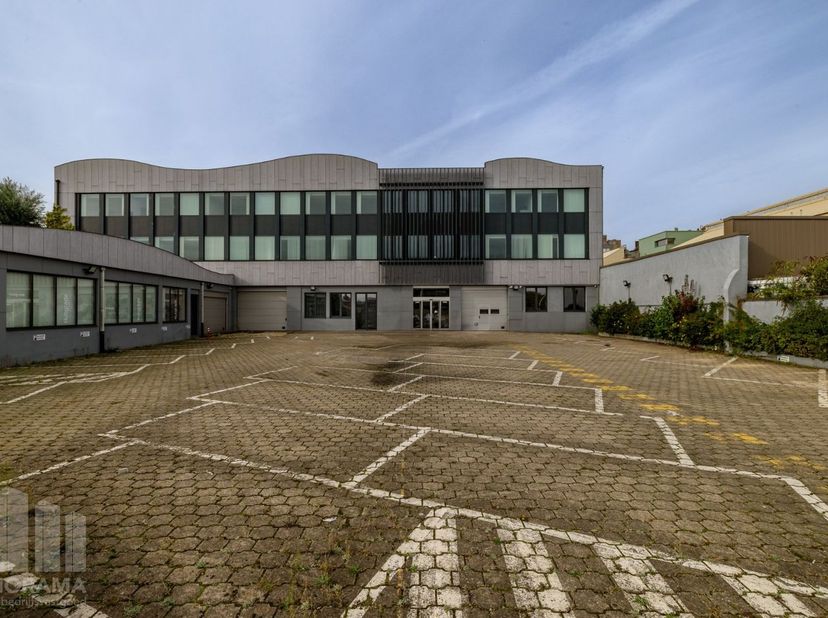 Moderne en hoogwaardige kantoorruimte van 350 m², ideaal voor bedrijven die op zoek zijn naar een professionele en representatieve werkomgeving, met d