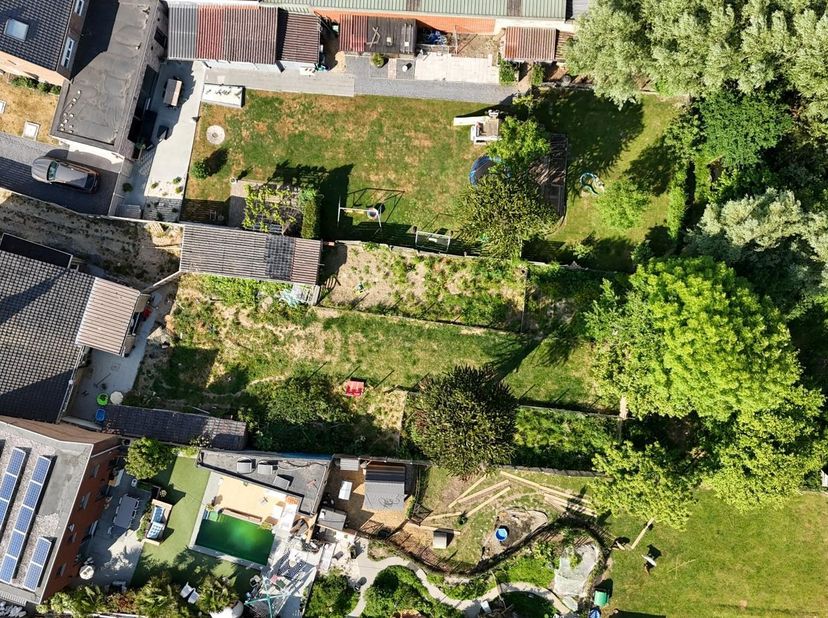 Deze woning is gelegen op een royaal perceel van 1126 m², met een straatbreedte van 14 meter. Het perceel is volledig bouwgrond, wat verschillende ont