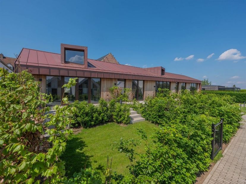 Stijlvolle vakantiewoning met hoogwaardige afwerking, gelegen aan de Maas op Domein Mase, in het pittoreske Aldeneik<br />
<br />
Troeven<br />
- U