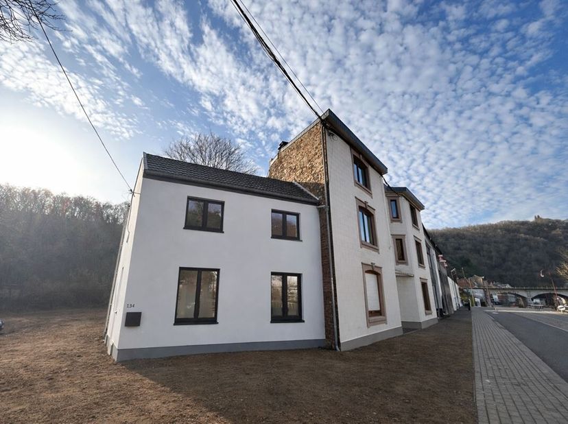 Située sur l'Avenue des Thermes à Chaudfontaine, à proximité des commerces et des accès, cette charmante maison entièrement rénovée en 2025-2026 propo