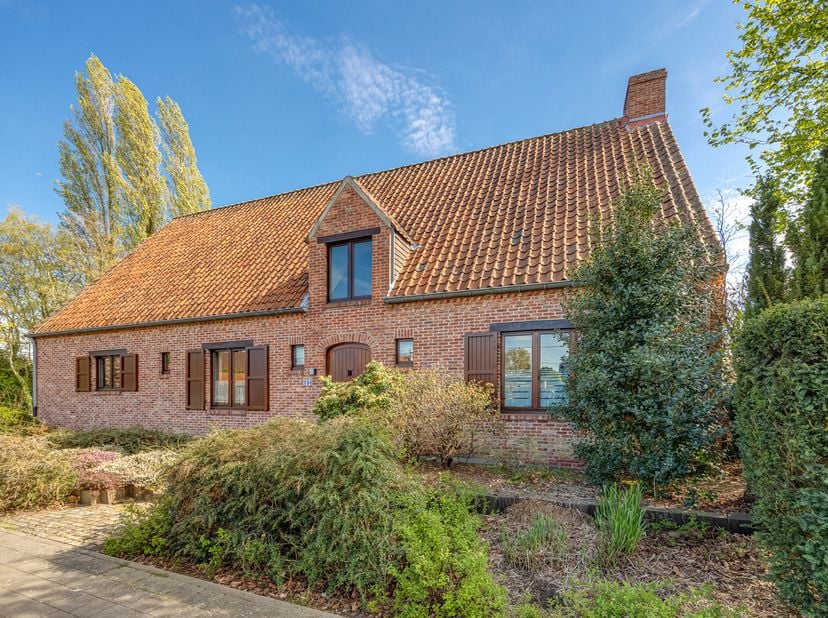 Gezellige gezinswoning met 5 slaapkamers en ruime garage op perceel van 1095 m².<br />
Bent u op zoek naar een ruime en comfortabele woning in een rus