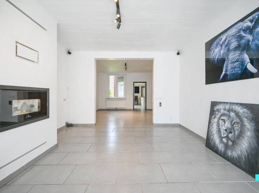 Ontdek deze gezellige en volledig instapklare eengezinswoning nabij het centrum van Kuurne. De woning geniet van een ruim woonoppervlak van 206 m² (vo