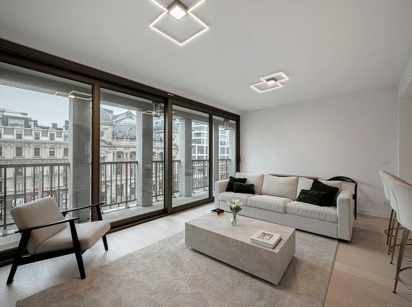 Gelegen aan het nieuwe operaplein in het hart van de stad bevindt zich dit afgewerkt appartement met frontaal zicht op de Antwerpse Opera. Het plein w