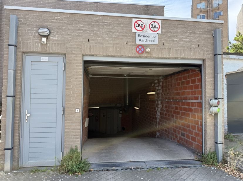 Overdekte, ondergrondse parkeerplaats gelegen op verdieping -2, op een centrale locatie vlak bij zee.<br />
<br />
Parkeerplaats nr. 38 heeft volgende