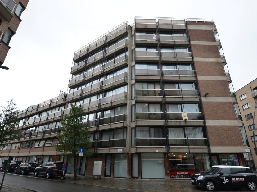 Auto-staanplaats nr°20 in beneden-verdieping voor kleine wagen.<br />
<br />
afmetingen: 4,75 x 2,20 <br />
<br />
INGANG-INRIT: Jules Peurquaetstraat
