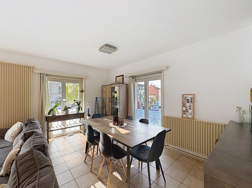 Hall d'entrée, <br />
Beau séjour avec placards sur mesure intégrés,<br />
Cuisine équipée ouverte sur le séjour avec taque vitrocéramique, four, réfr