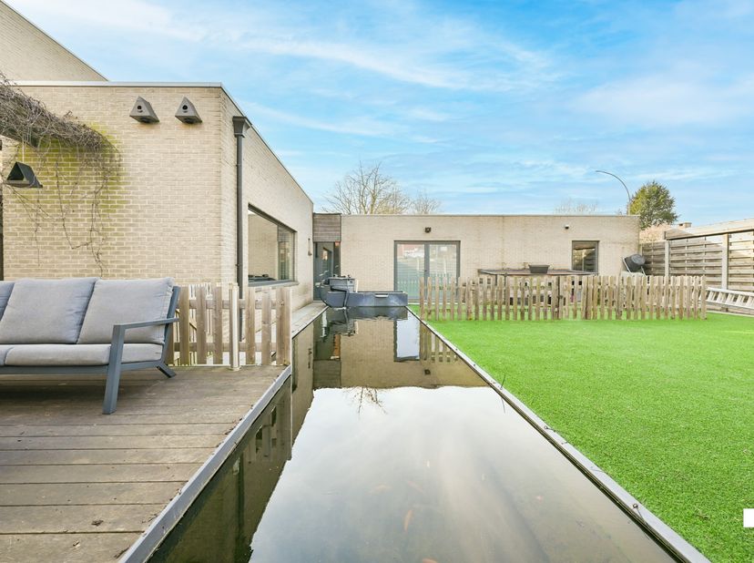 Nabij het centrum van Izegem bevindt zich deze ruime en karaktervolle woning met een bewoonbare oppervlakte van maar liefst 330 m² (volgens EPC-attest