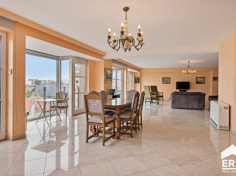 La Panne : Appartement unique et luxueux avec vue panoramique Ce bien dexception de pas moins de 240 m² est situé au 6e étage de la Résidence Seminole