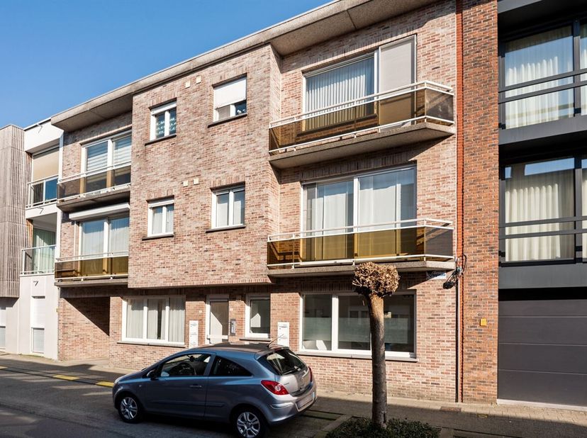 Gerenoveerd gelijkvloers appartement met tuin en garage in Brasschaat, Veldstraat 13.<br />
Zeer centraal gelegen, op wandelafstand van de levendige B