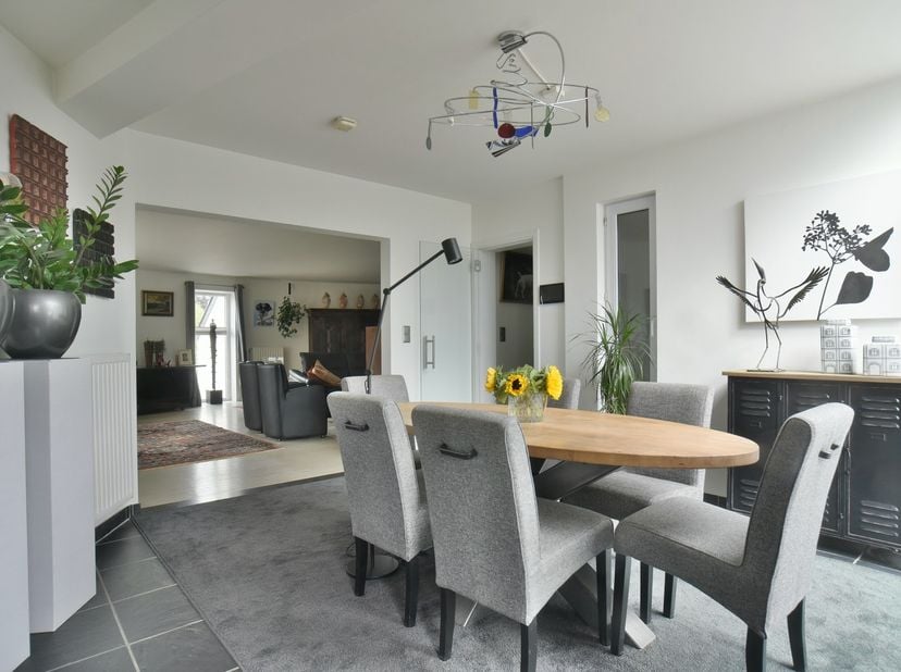 Modern, instapklaar appartement van 194 m², gelegen op de 1ste verdieping in deze kleinschalige residentie van slechts 2 appartementen en een brasseri